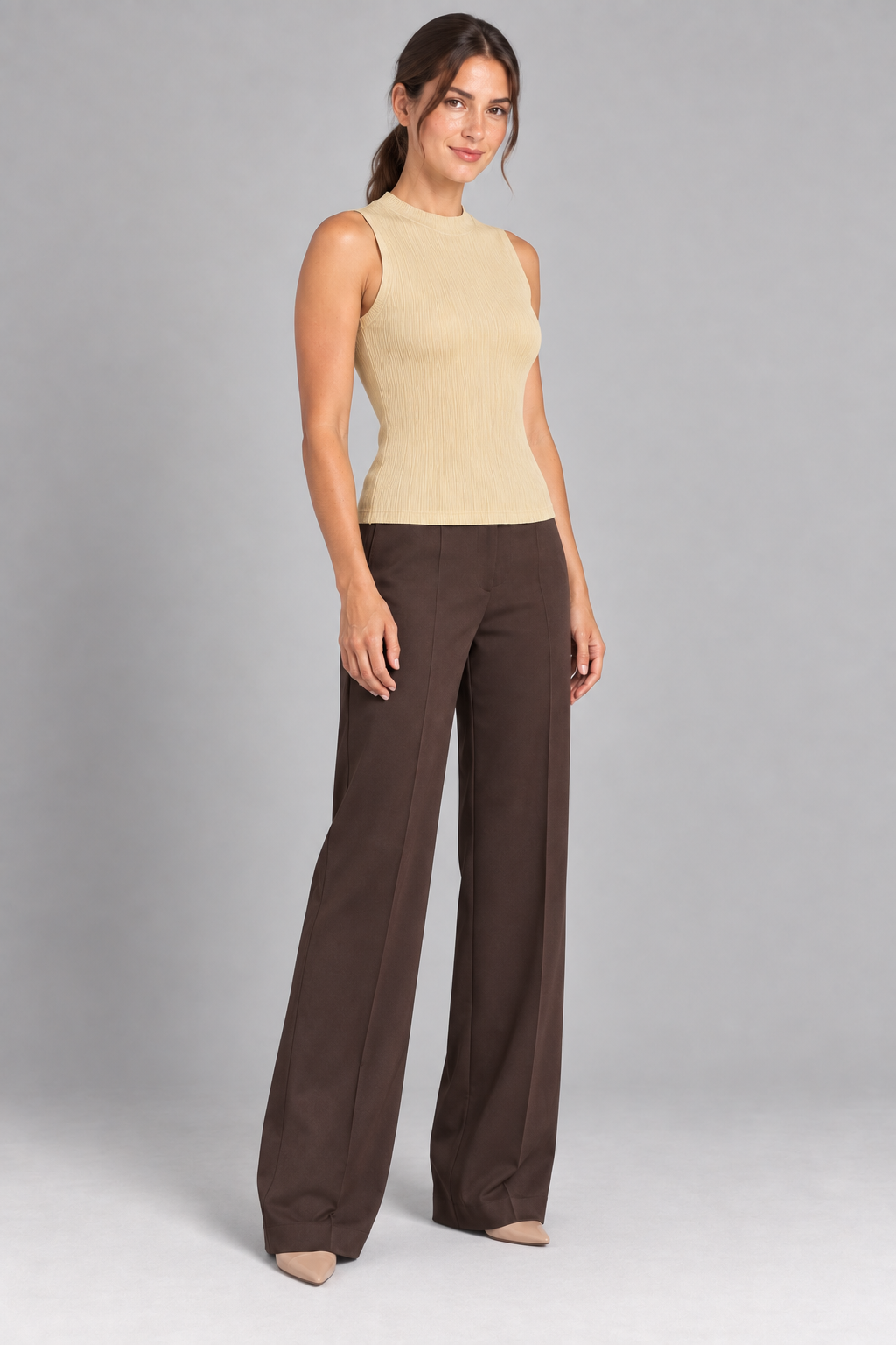 Top in maglia a costine con collo alto, vista frontale
