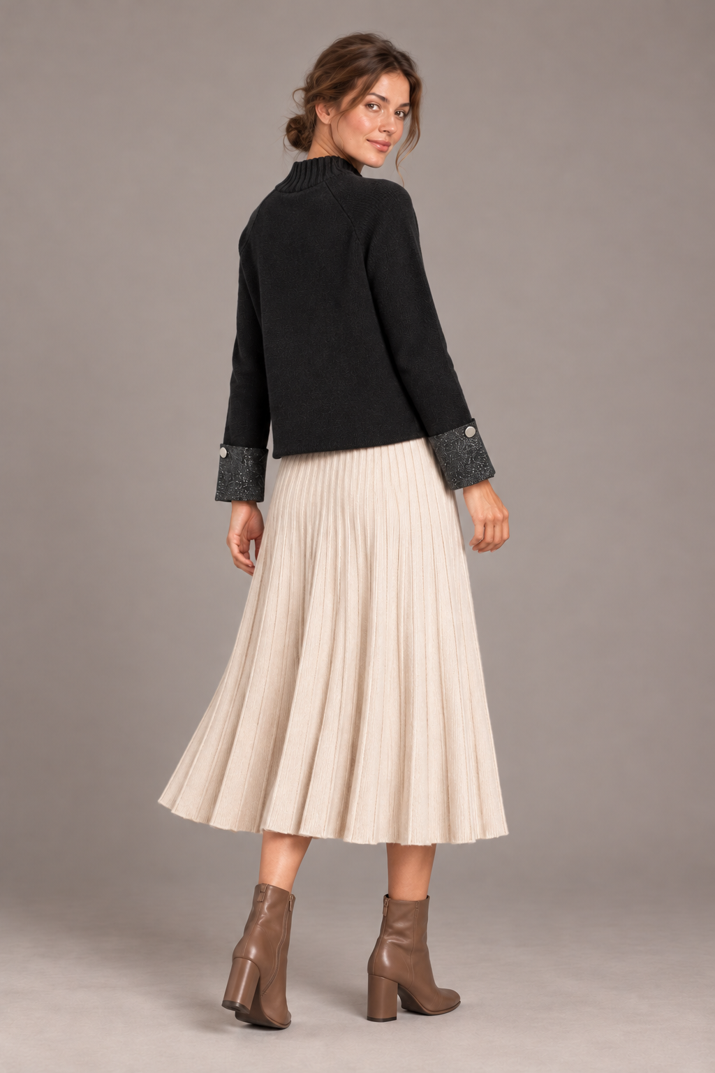Maglia nera con polsini decorati