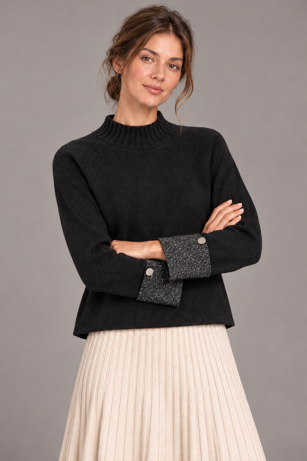Maglia nera con polsini decorati
