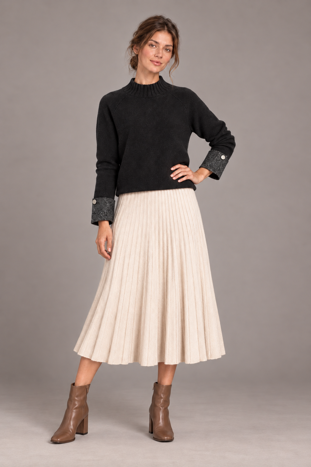 Maglia nera con polsini decorati