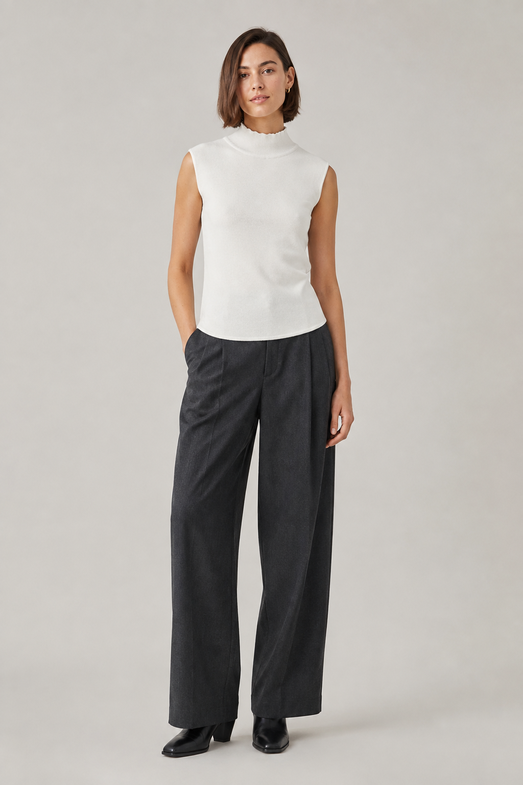 Top Senza Maniche in Maglia Fine Bianca con Collo Alto Arricciato