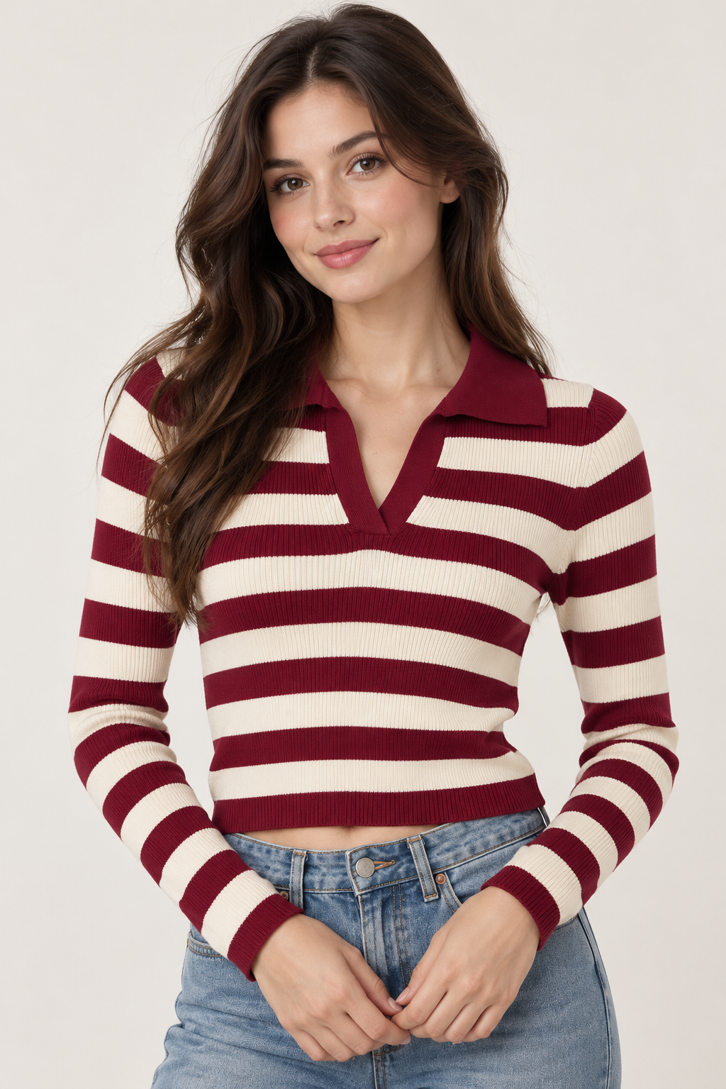 Polo cropped a righe con scollo a V