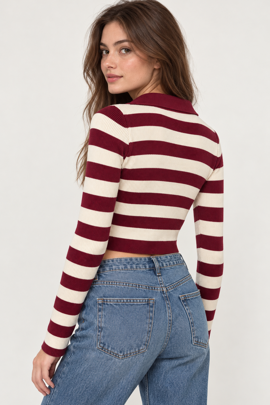 Polo cropped a righe con scollo a V