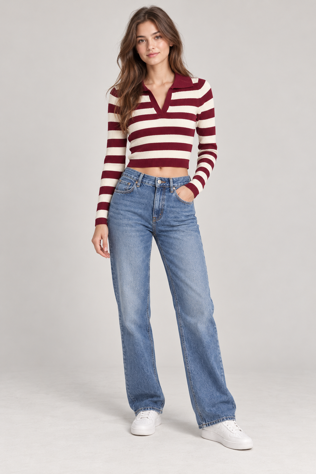 Polo cropped a righe con scollo a V