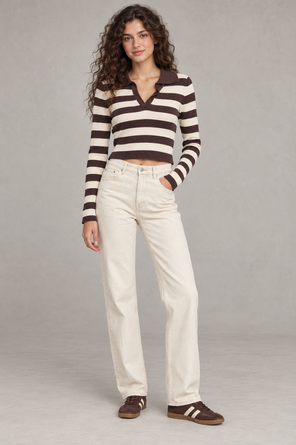 Polo cropped a righe con scollo a V