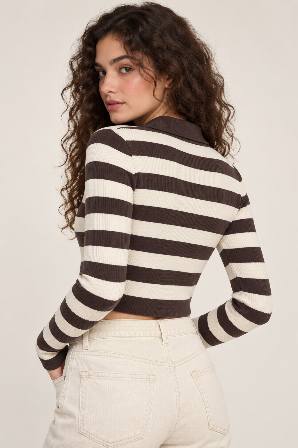 Polo cropped a righe con scollo a V