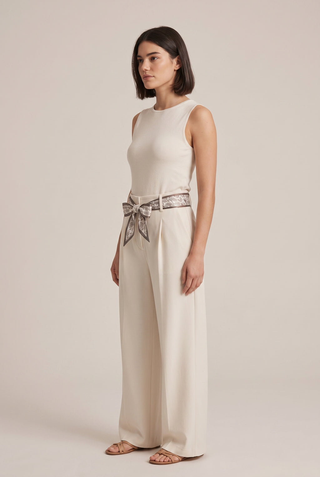 Pantaloni Wide Leg Crema - Vista laterale con dettaglio cintura paisley