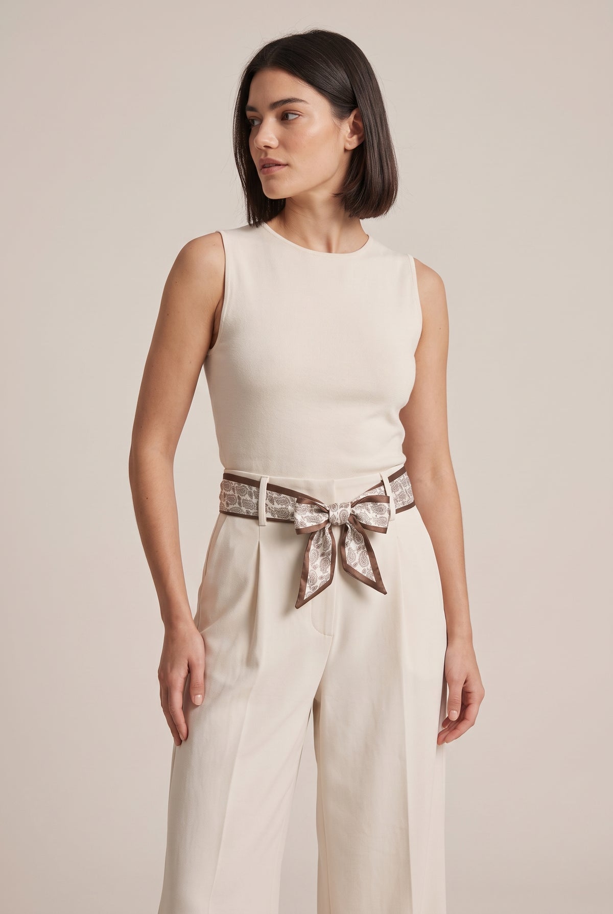 Pantaloni Wide Leg Crema - Dettaglio close-up fiocco paisley