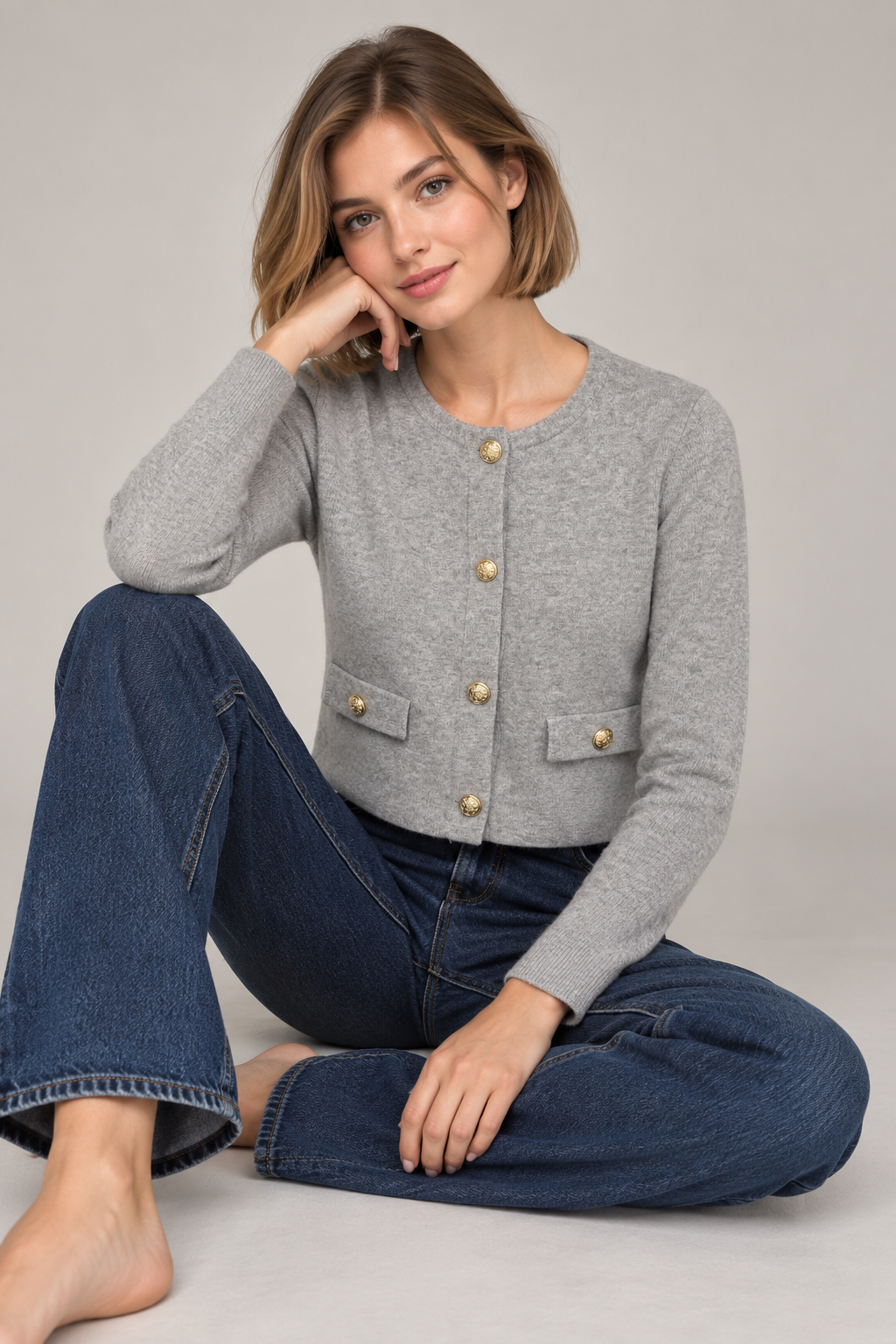 Cardigan grigio con bottoni dorati