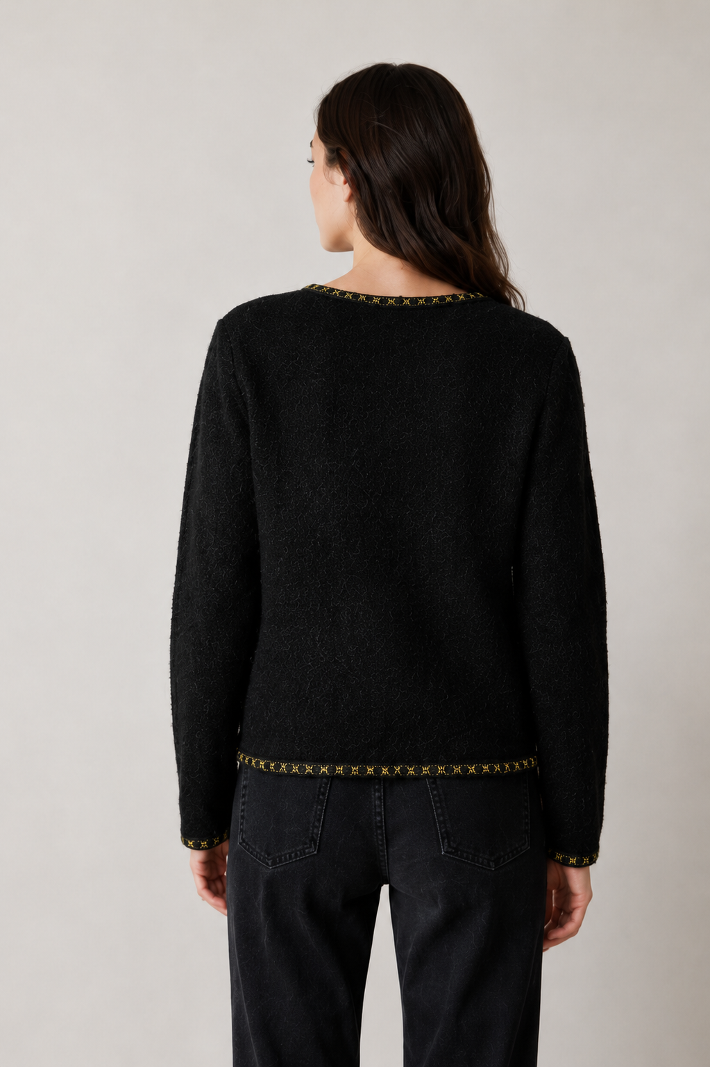 Cardigan Nero con Bottoni Perla e Profili Dorati