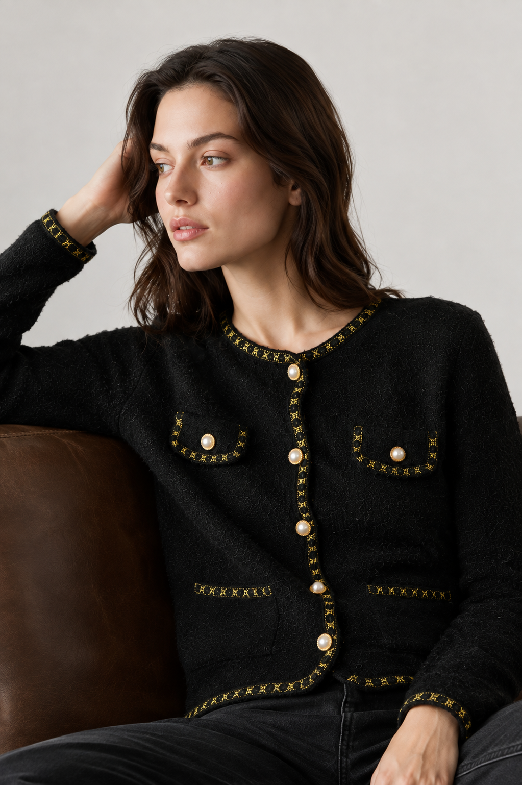 Cardigan Nero con Bottoni Perla e Profili Dorati