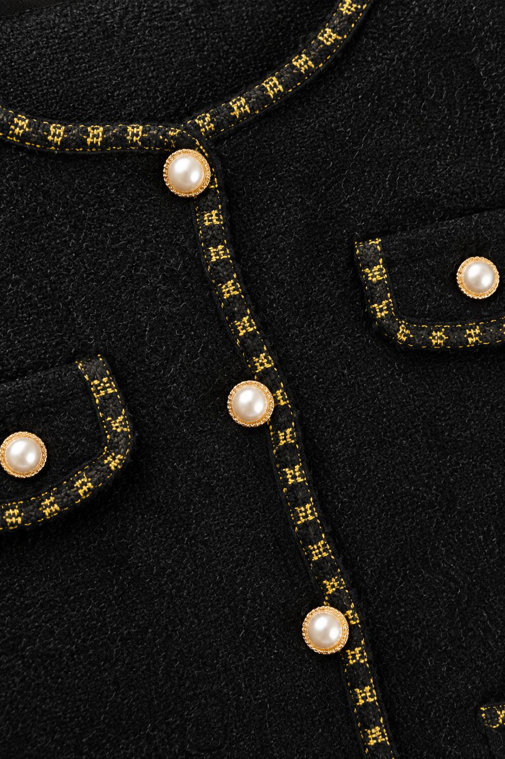 Cardigan Nero con Bottoni Perla e Profili Dorati