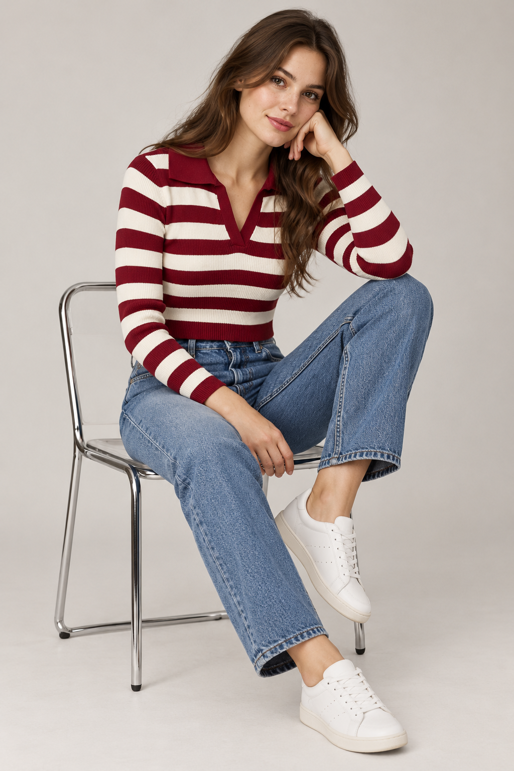 Polo cropped a righe con scollo a V