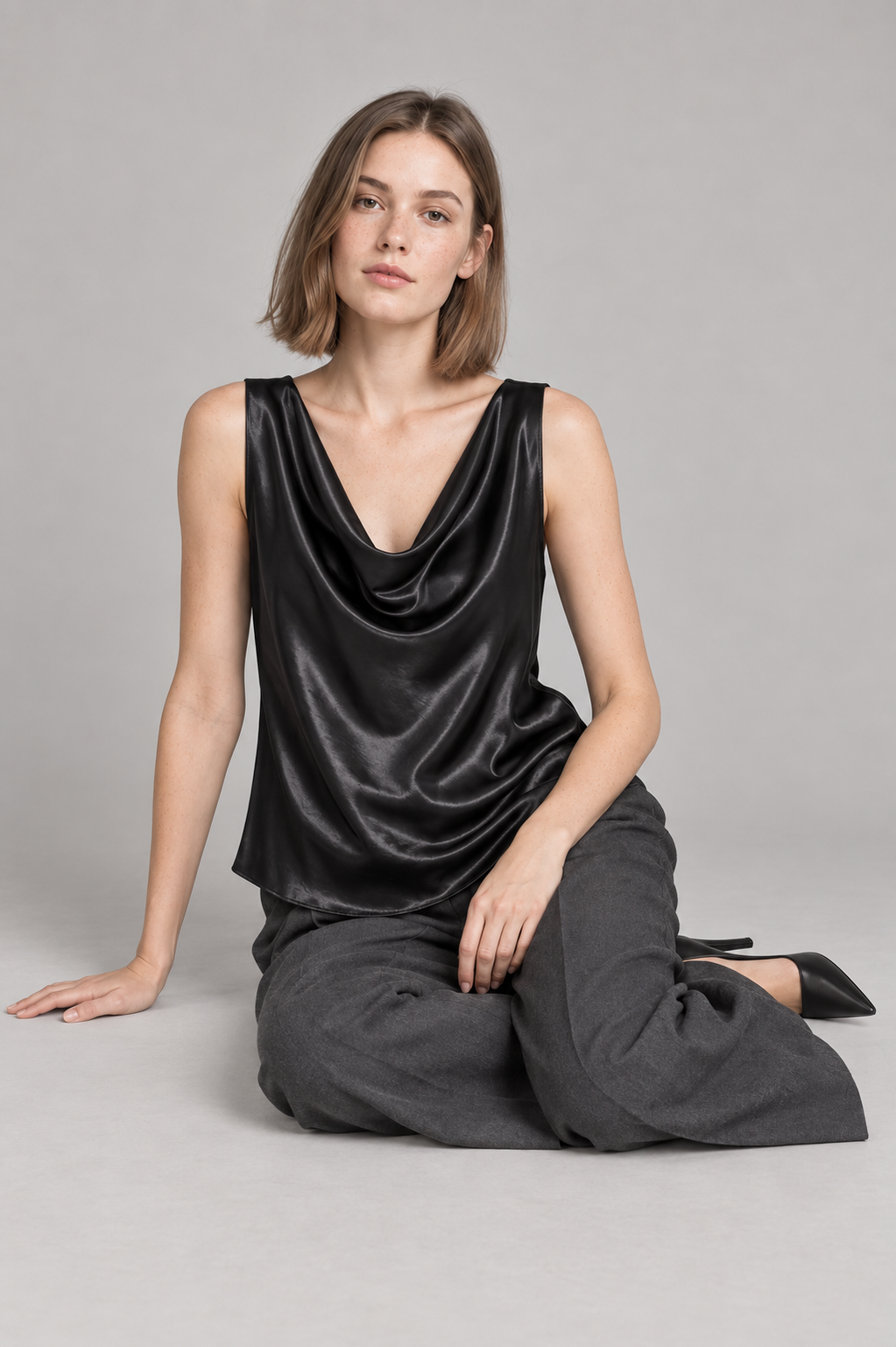 Top nero senza maniche con scollo drappeggiato